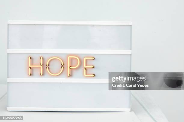 hope word in neon lights - panel de luz fotografías e imágenes de stock