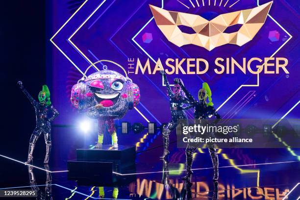 March 2022, North Rhine-Westphalia, Cologne: The character "The Disco Ball" is on stage in the Prosieben show "The Masked Singer". Photo: Rolf...