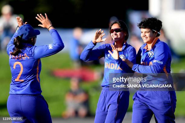 India's Sneh Rana , Harmanpreet Kaur and Shafali Verma celebrate the wicket of South Africa's Lizelle Lee during the Women's Cricket World Cup match...