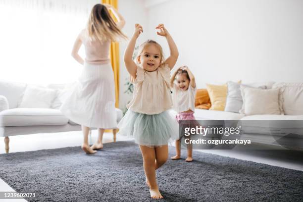 mutter tanzt mit vorschultöchtern zu hause - baby dancing stock-fotos und bilder