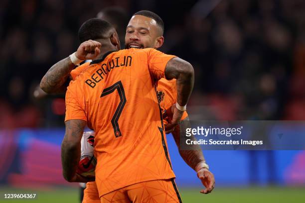 Steven Bergwijn of Holland celebrates 1-1 with Memphis Depay of Holland during the International Friendly match between Holland v Germany at the...