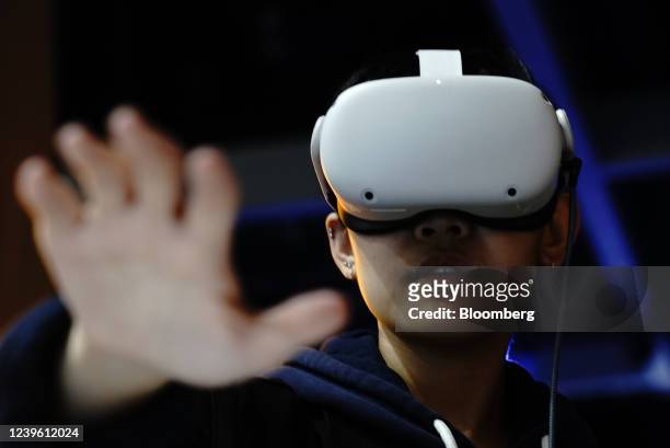 An exhibitor demonstrates an Oculus Quest 2 virtual reality headset during the NFT LA conference in Los Angeles, California, U.S., on Tuesday, March...