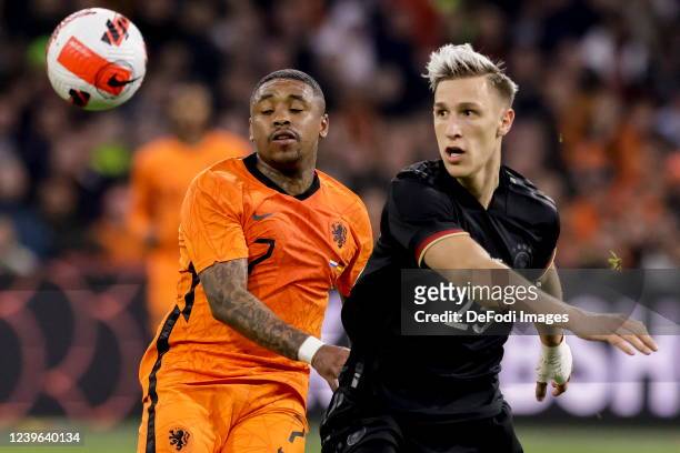 Steven Bergwijn of Netherlands and Nico Schlotterbeck of Germany Battle for the ball during the international friendly match between Netherlands and...