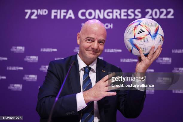 March 2022, Qatar, Doha: Fußball: FIFA-Kongress 2022. Fifa-Präsident Gianni Infantino hält den Offiziellen Spielball "Al Rihla" für die Fußball WM...