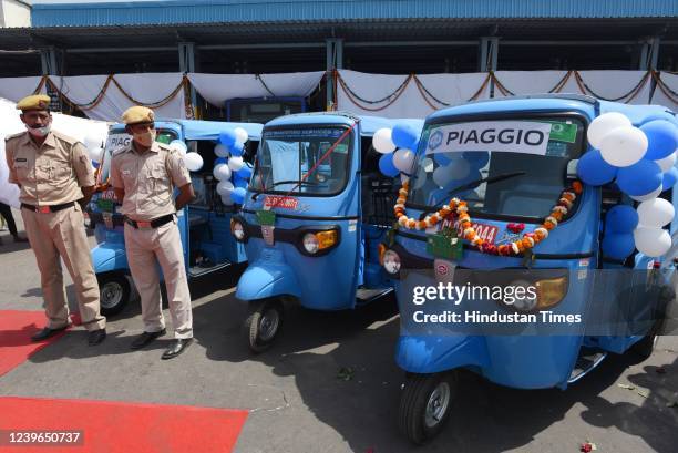Indigo Auto Rickshaw 496 E Rickshaws Stock Photos, High-Res Pictures, and Images - Getty Images