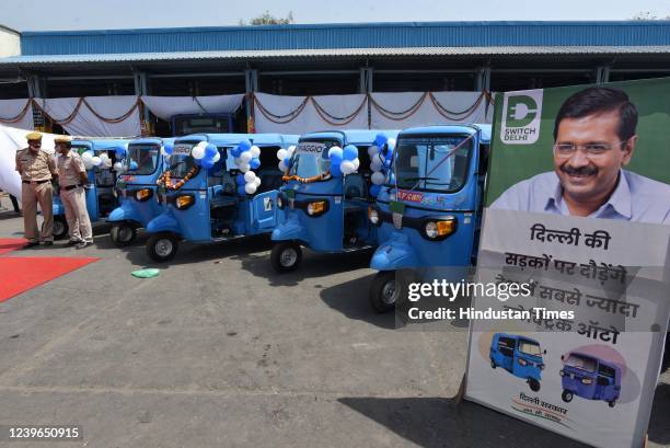 Indigo Auto Rickshaw 496 E Rickshaws Stock Photos, High-Res Pictures, and Images - Getty Images