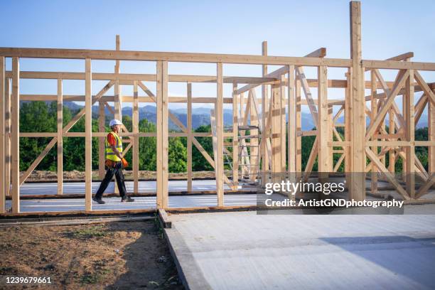bouwer die aan houten huis in aard werkt. - timmerman stockfoto's en -beelden