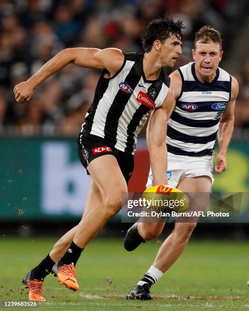 Scott Pendlebury of the Magpies handpasses the ball during the 2022 AFL Round 03 match between the Collingwood Magpies and the Geelong Cats at the...