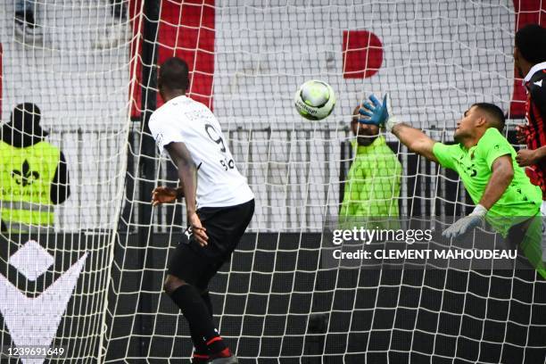 Nices Argentinian goalkeeper Walter Benitez misses the ball to take Rennes' first goal during the French L1 football match between OGC Nice and Stade...