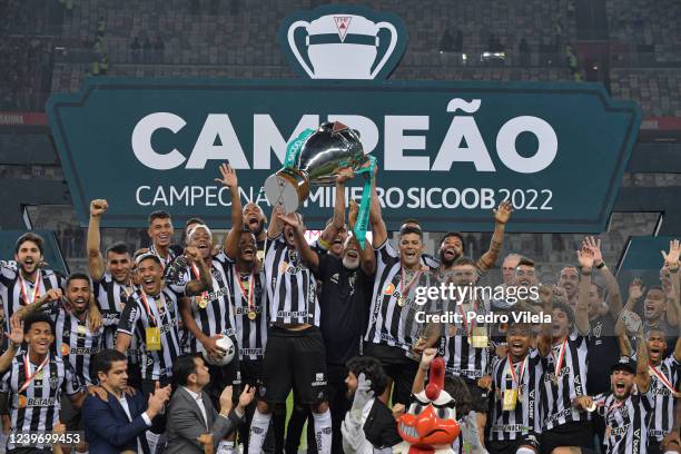 Players of Atletico Mineiro lift the champions trophy after the match between Atlético Mineiro and Cruzeiro as part of the Campeonato Mineiro 2022...