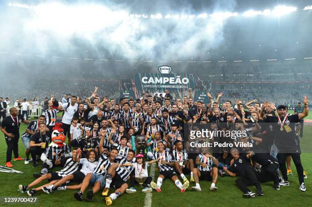 Players of Atlético Mineiro poses for a photo with the champion's trophy after the match between Atlético Mineiro and Cruzeiro as part of the...