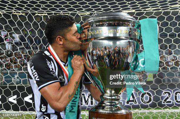 Hulk of Atlético Mineiro poses for a photo with the champion's trophy after the match between Atlético Mineiro and Cruzeiro as part of the Campeonato...