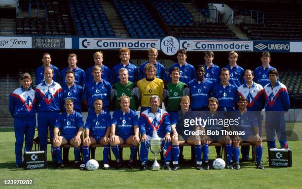 Chelsea Football Club, 1st team squad, at Stamford Bridge, August 1990. Back row : Damian Matthew, Graham Stuart, Gareth Hall, Erland Johnsen, Kerry...