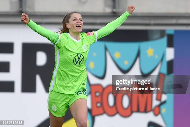 April 2022, Lower Saxony, Wolfsburg: Soccer, Women: Bundesliga, VfL Wolfsburg - FC Bayern München, Matchday 19, AOK Stadion. Wolfsburg's Tabea...