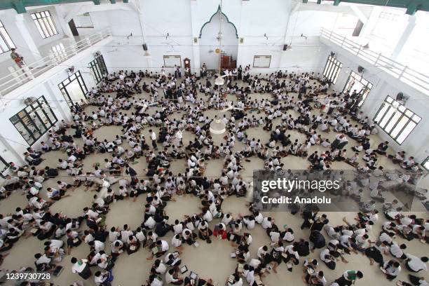 Thousands of students read the Quran during the mass Tadarus "Reading the Quran together" at the beginning of Ramadan in the Ar-Raudhatul Hasanah...