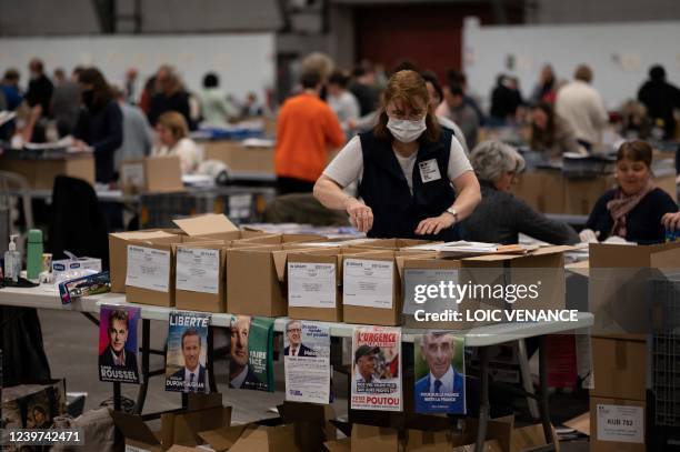 Hundreds of public servants prepares election propaganda to get mailed to citizens, less than a week ahead of the first round of the presidential...