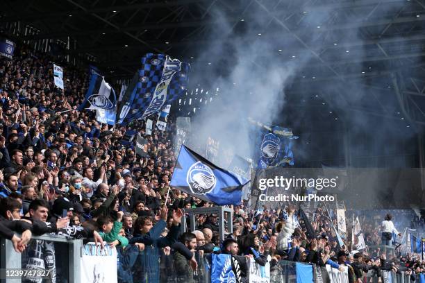 Atalanta BC fans clap their hands, wave flags and fire smoke bombs during the italian soccer Serie A match Atalanta BC vs SSC Napoli on April 03,...