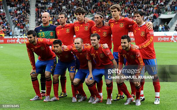 Spain's national football team pose just before the start of their friendly match with South Korea in Innsbruck on June 3, 2010 prior to the FIFA...