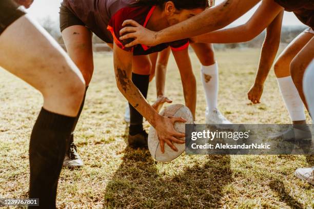 joueuses de rugby en action - rugby tournament photos et images de collection