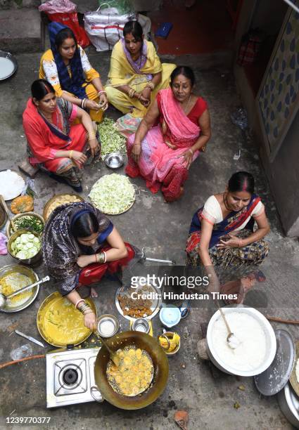 Chhath devotees preparing 'Prasad' during Nahay-Khay of Chaiti Chhath Pooja festival on April 5, 2022 in Patna, India.