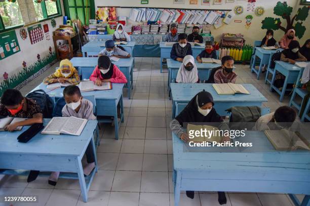 Number of students at SDN 24 Lapajung, Soppeng City are reading the Koran in class during the holy month of Ramadan at a Pesantren Kilat . This...