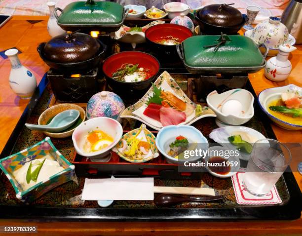 japanese diner served for two people in a traditional japanese hotel (ryokan) - 料亭 ストックフォトと画像