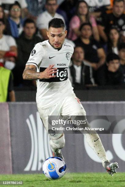 Luis Zarate of Olimpia controls the ball during a match between Olimpia and Cerro Porteño as part of Copa CONMEBOL Libertadores 2022 at Estadio...