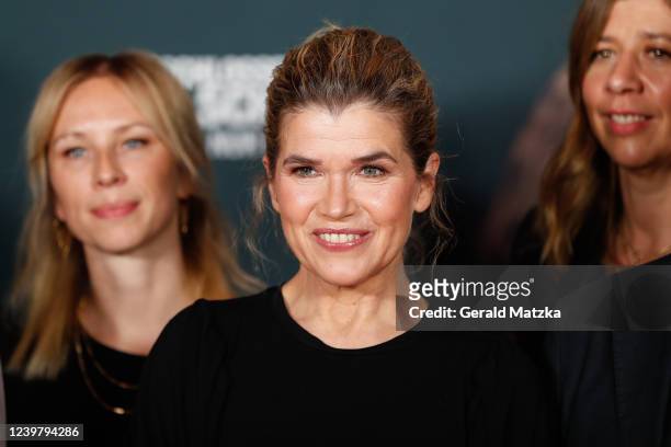 Anke Engelke attends the premiere of the movie "Eingeschlossene Gesellschaft" at UCI Luxe Mercedes Platz on April 6, 2022 in Berlin, Germany.