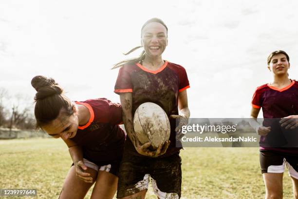 jugadores de rugby sonrientes en el campo de rugby - rugby union fotografías e imágenes de stock