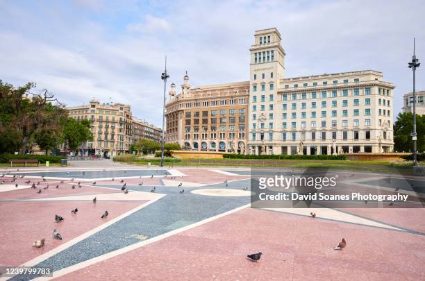 an empty plaza catalunya in the centre of barcelona, spain - catalonia square stock-fotos und bilder