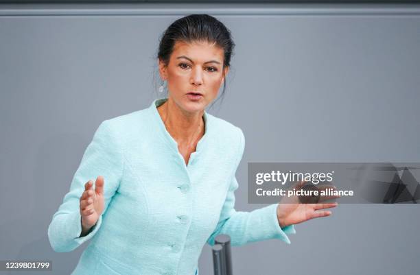 April 2022, Berlin: Sahra Wagenknecht speaks at the Bundestag session. The Bundestag votes on mandatory vaccination against the coronavirus. Photo:...