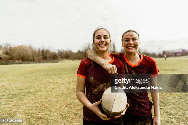 jugadores de rugby sonrientes en el campo de rugby - girls fotografías e imágenes de stock