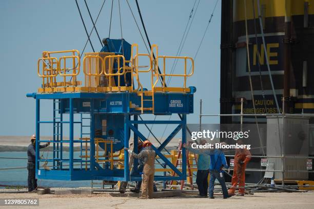 Shell Offshore Workers Offshore Oil Platform Worker Photos and Premium High Res Pictures ...