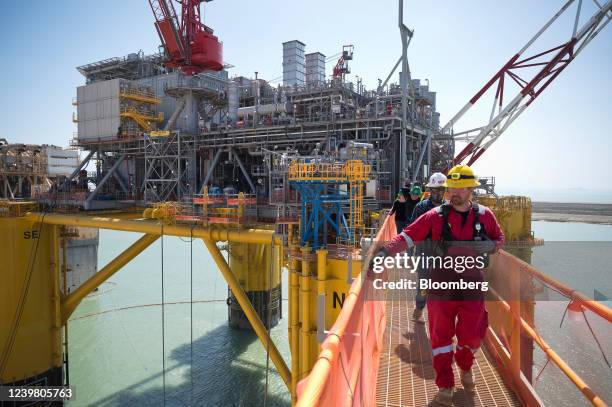 Shell Oil Rig Worker Offshore Oil Rig Worker Photos and Premium High Res Pictures - Getty Images