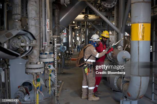 Shell Offshore Workers Offshore Oil Rig Worker Photos and Premium High Res Pictures - Getty Images