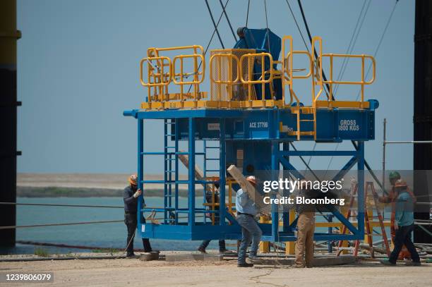 Shell Offshore Workers Shell Oil Rig - Fotografias e Filmes do Acervo - Getty Images