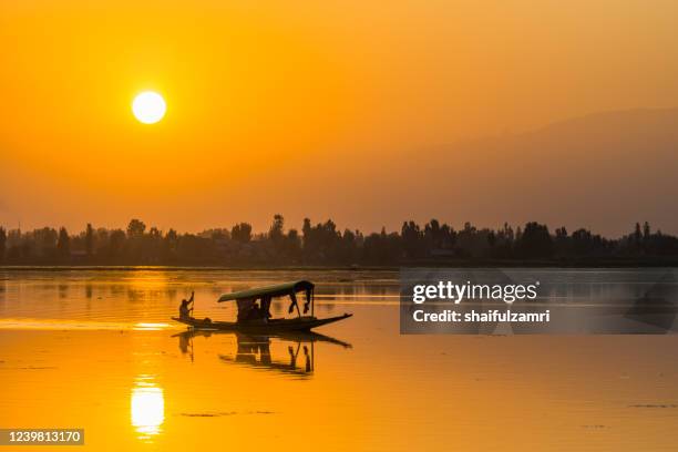 majestic sunset view over dal lake in kashmir, india - vale de caxemira - fotografias e filmes do acervo