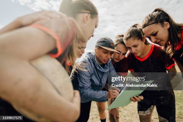 making a strategy of playing - treinador desportivo imagens e fotografias de stock