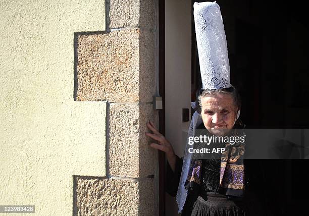 Marie Lambour, une bretonne de 100 ans pose avec la coiffe bigoudène, le 02 septembre 2011 à son domicile de Pont-L'Abbé. Aujourd'hui, la vielle dame...