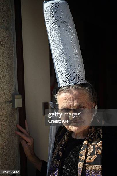 Marie Lambour, une bretonne de 100 ans pose avec la coiffe bigoudène, le 02 septembre 2011 à son domicile de Pont-L'Abbé. Aujourd'hui, la vielle dame...