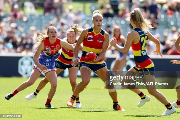 Erin Phillips of the Crows handpasses the ball during the 2022 AFLW Grand Final match between the Adelaide Crows and the Melbourne Demons at Adelaide...
