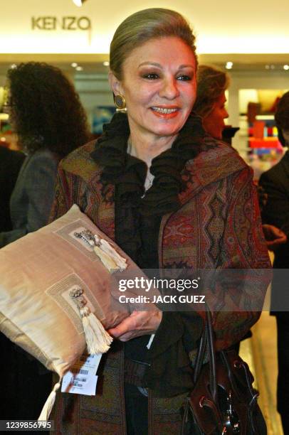 Farah Diba, ex-impératrice d'Iran pose, le 22 novembre 2004 à Paris, lors de l'inauguration d'un comptoir de produits artisanaux à l'initiative de la...