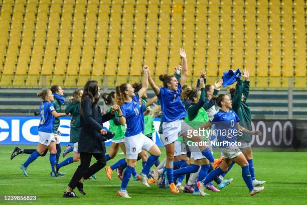 Final greeting to the public from Italy team during the FIFA World Cup 2023 Women's World Cup qualifiers - Italy vs Lituania on April 08, 2022 at the...