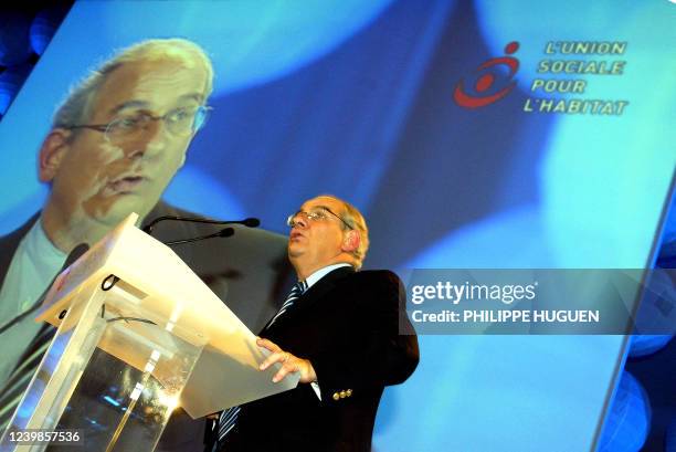 Le président de l'Union national des HLM Michel Delebarre s'exprime, le 17 juin 2003 à Lille, à la tribune du congrès de l'union sociale pour...