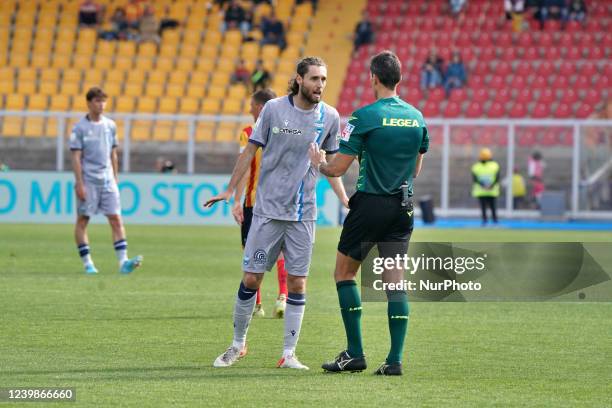 Niccolo Zanellato and the referee Matteo Marchetti di Ostia Lido during the Italian soccer Serie B match US Lecce vs SPAL on April 09, 2022 at the...