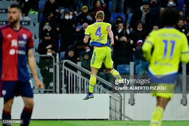 Juventus' Dutch defender Matthijs De Ligt celebrates after scoring his team's first goal during the Italian Serie A football match between Cagliari...