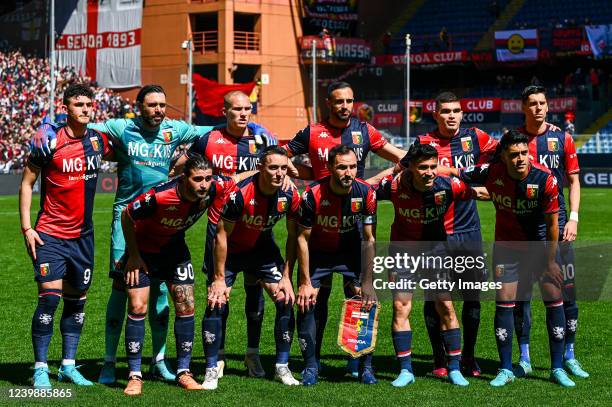 Players of Genoa pose for a team picture prior to kick-off in the Serie A match between Genoa CFC and SS Lazio at Stadio Luigi Ferraris on April 10,...