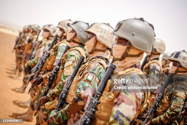 April 2022, Niger, Tillia: Niger special forces trained by the Bundeswehr stand ready to pay military honors in Tillia for the German defense...