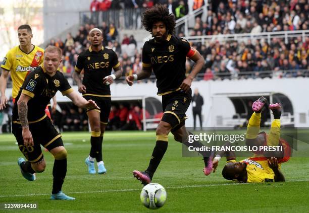 Nice's Brazilian defender Dante runs for the ball next to Nice's defender Melvin Bard and Lens' Cameroonian forward Ignatius Ganago during the French...