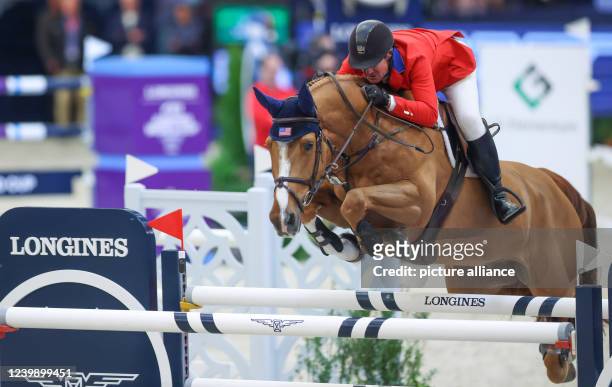 April 2022, Saxony, Leipzig: McLain Ward from the USA rides Contagious in the final of the Longines Fei Jumping World Cup at the Leipzig Fair. Photo:...